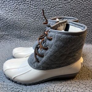 Nautica Women's Wooley Quilted Duck Boots Size 7 White And Gray